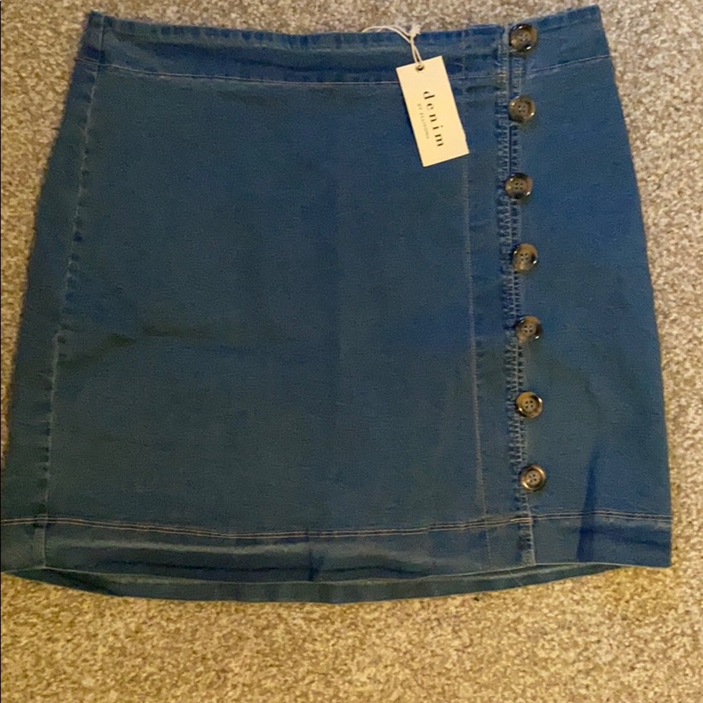 Denim skirt w/ buttons